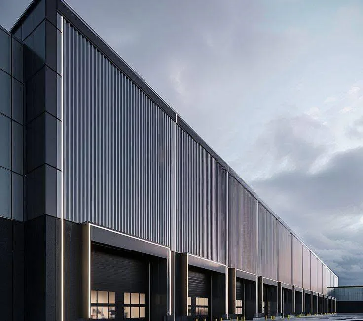 Façade en bardage métallique avec quais de chargement — chantier CHARMETAL
